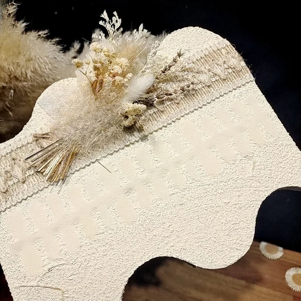 Короткие накладные ногти «Балерина» с эффектом кошачий глаз и горошком