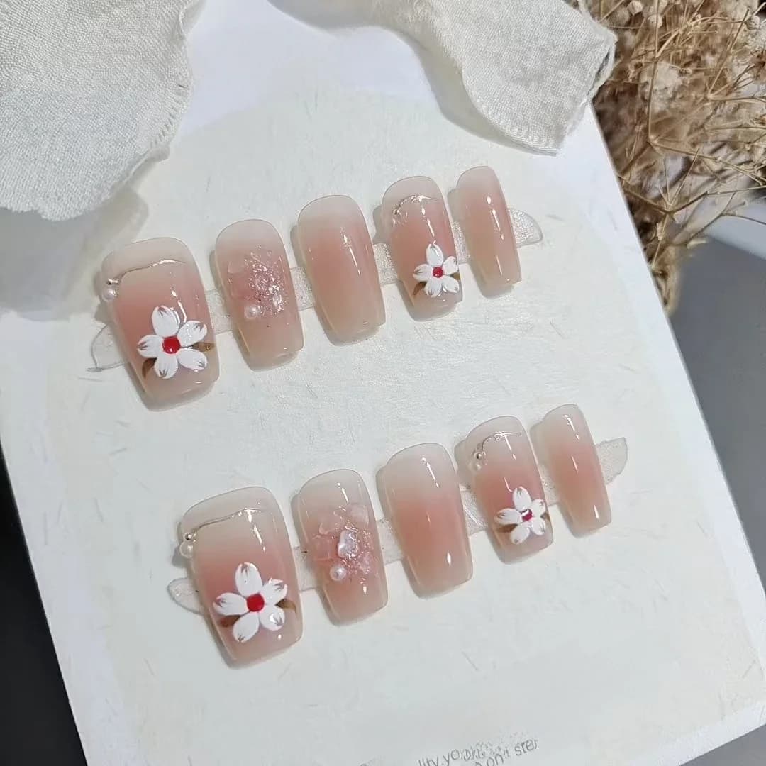 Накладные ногти короткие, форма «коффин», дизайн магнолия, нежно-розовый