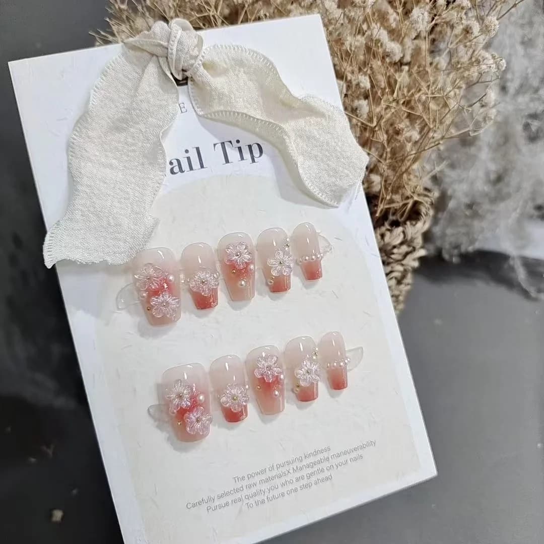 Цветочные накладные ногти, короткая форма coffin, милый дизайн blush, 10 штук