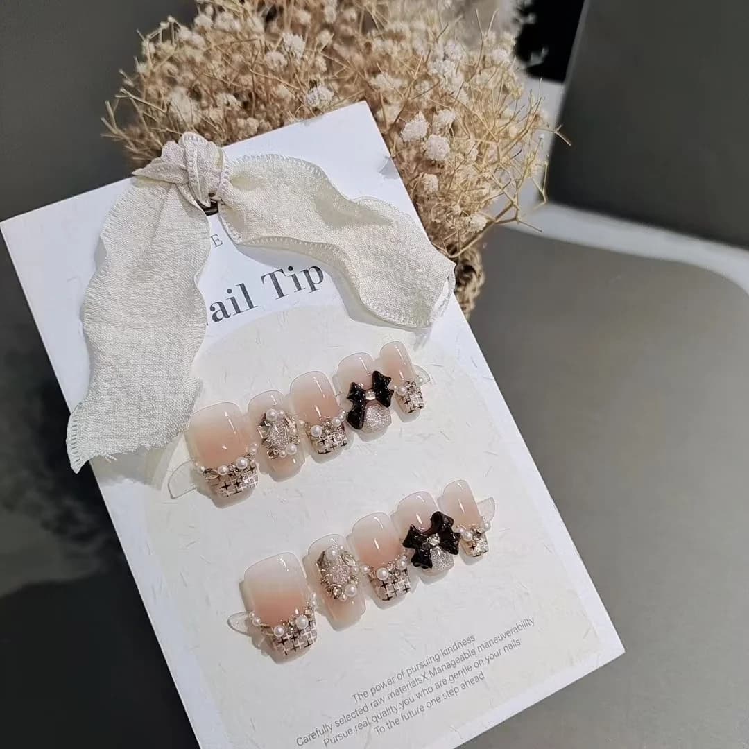 Накладные ногти: короткий коффин, клетка, бабочка, стразы и жемчуг