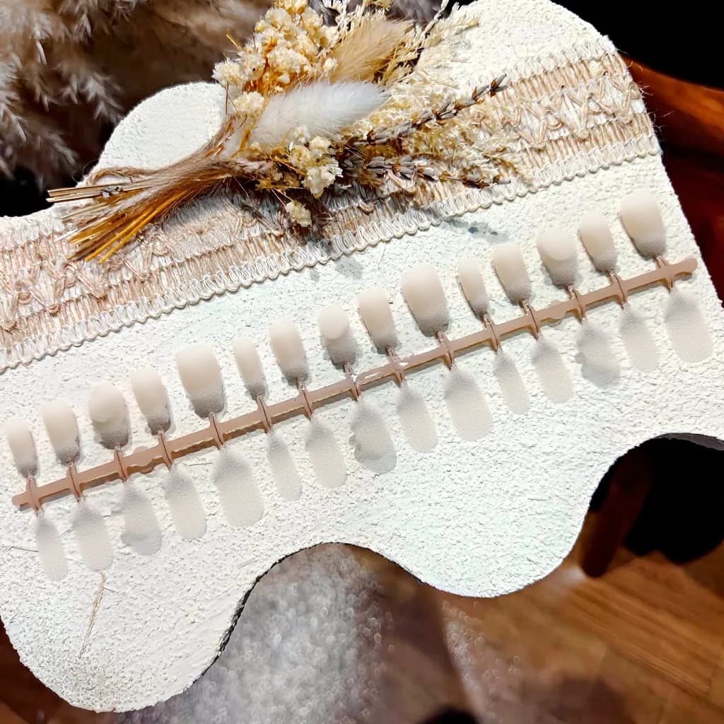Черные накладные ногти «кошачий глаз» с жемчугом и стразами