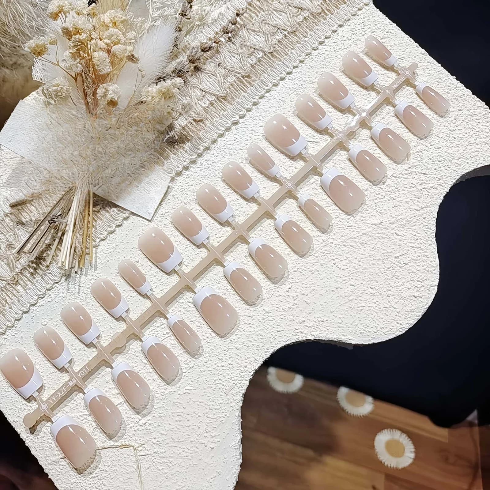 Короткие накладные ногти с французским маникюром, нюд