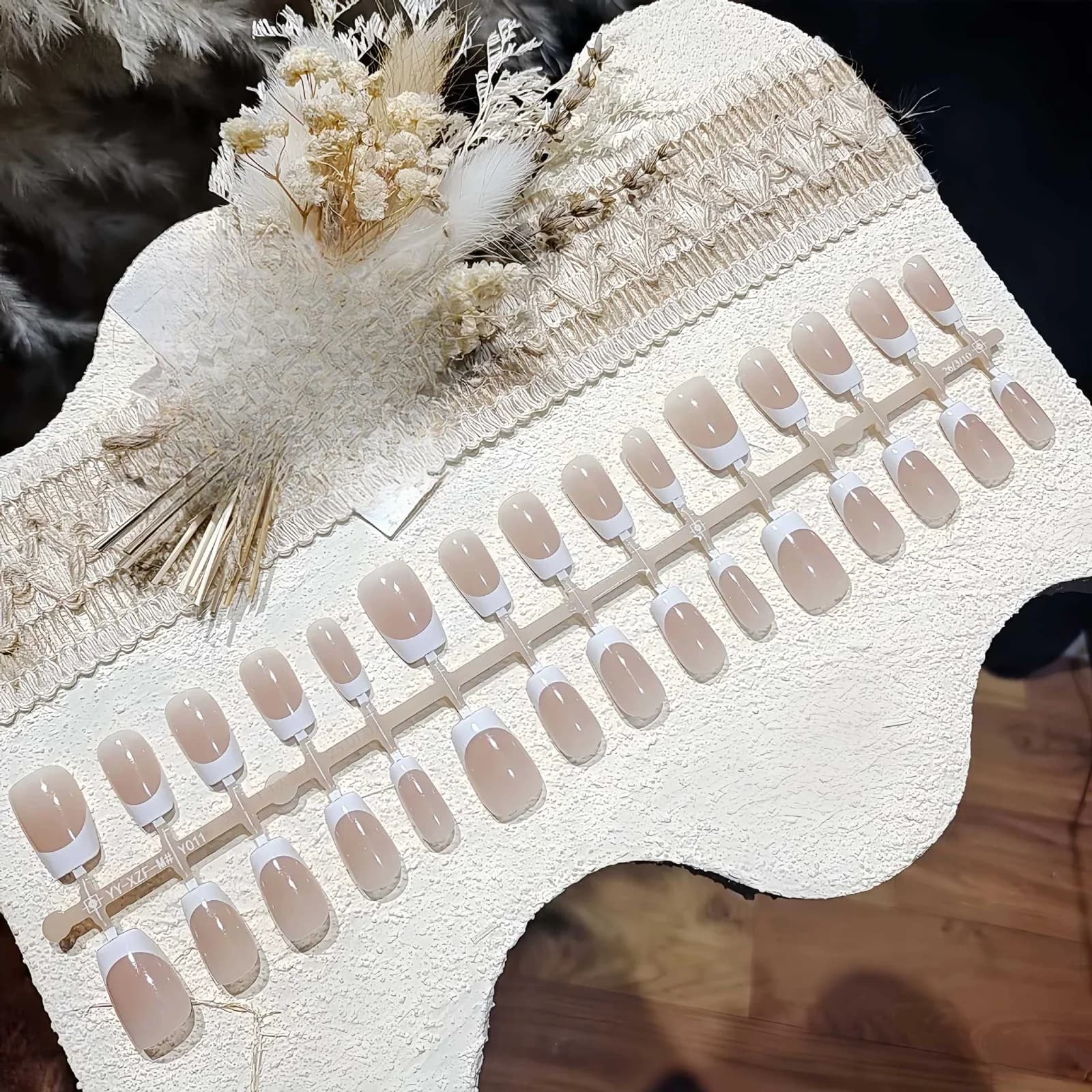 Короткие накладные ногти с французским маникюром, нюд