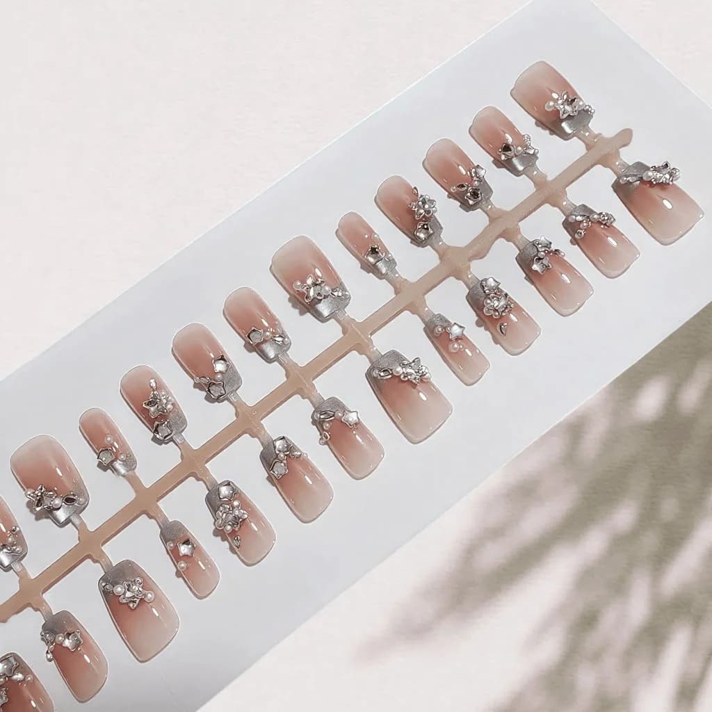 Накладные ногти French Tip с синими розами, жемчугом и стразами