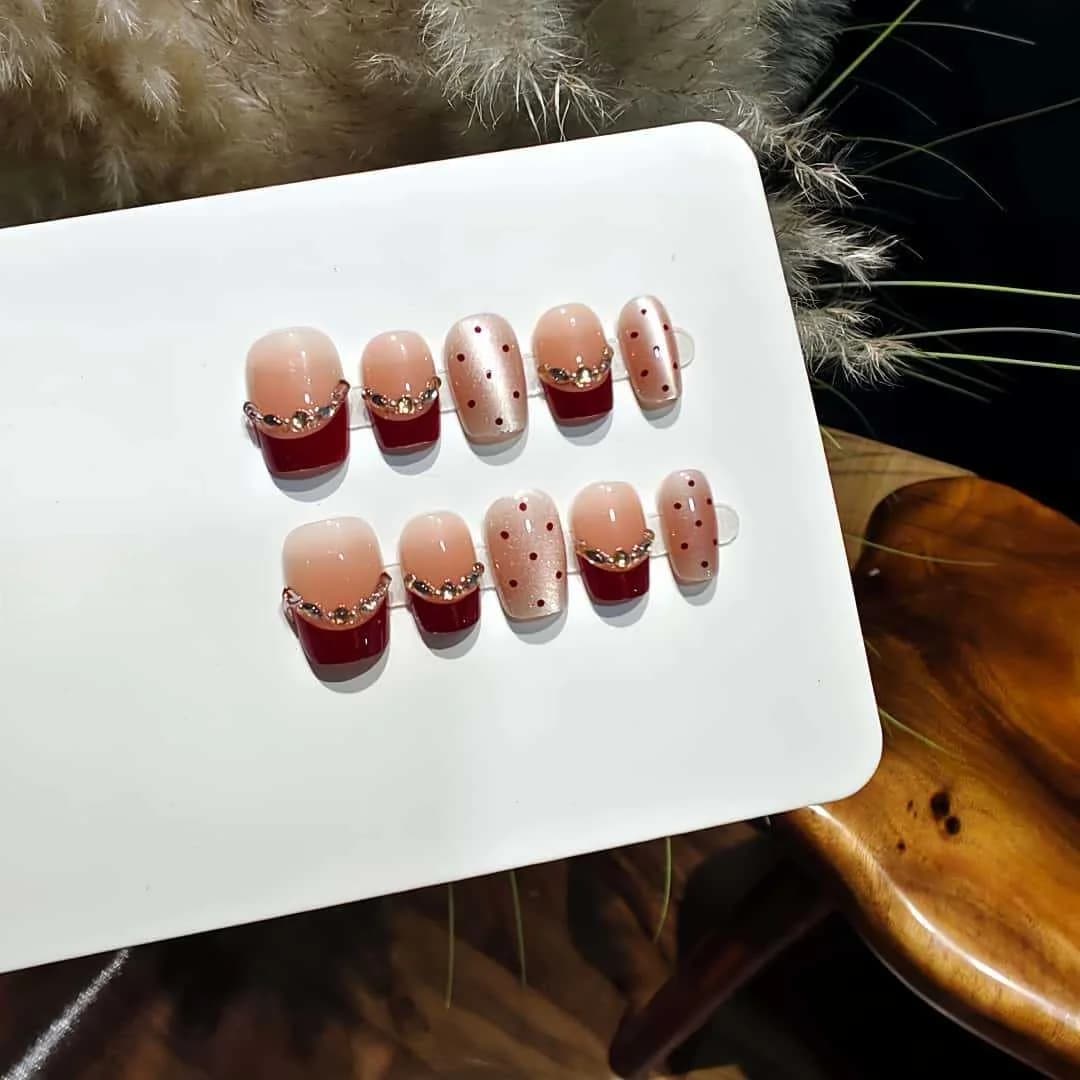 Накладные ногти Red Brownie с эффектом кошачьего глаза и стразами