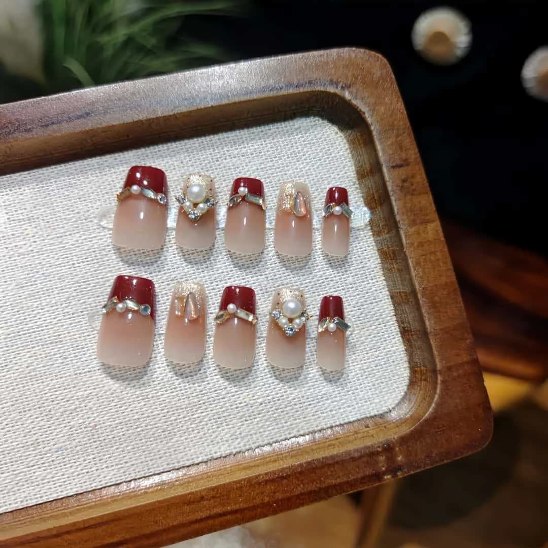 Красные накладные ногти с жемчугом, короткие coffin, френч с глиттером