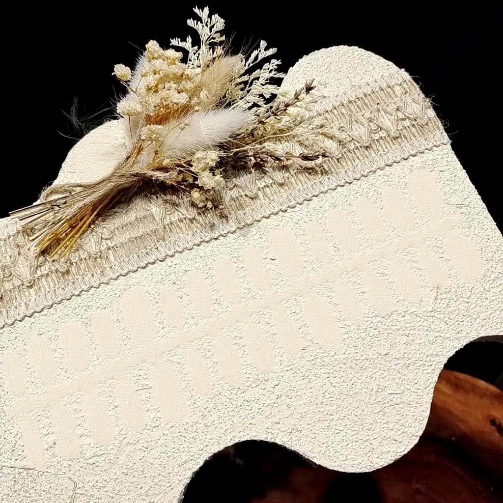 Накладные ногти, короткий овал, персиково-розовые, кошачий глаз, стеклянные бусины