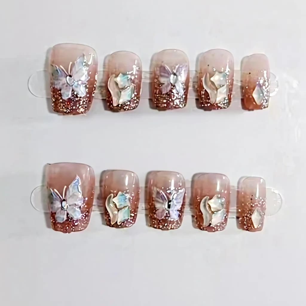 Короткие накладные ногти формы «коффин» с бабочками и стразами, 10 шт.