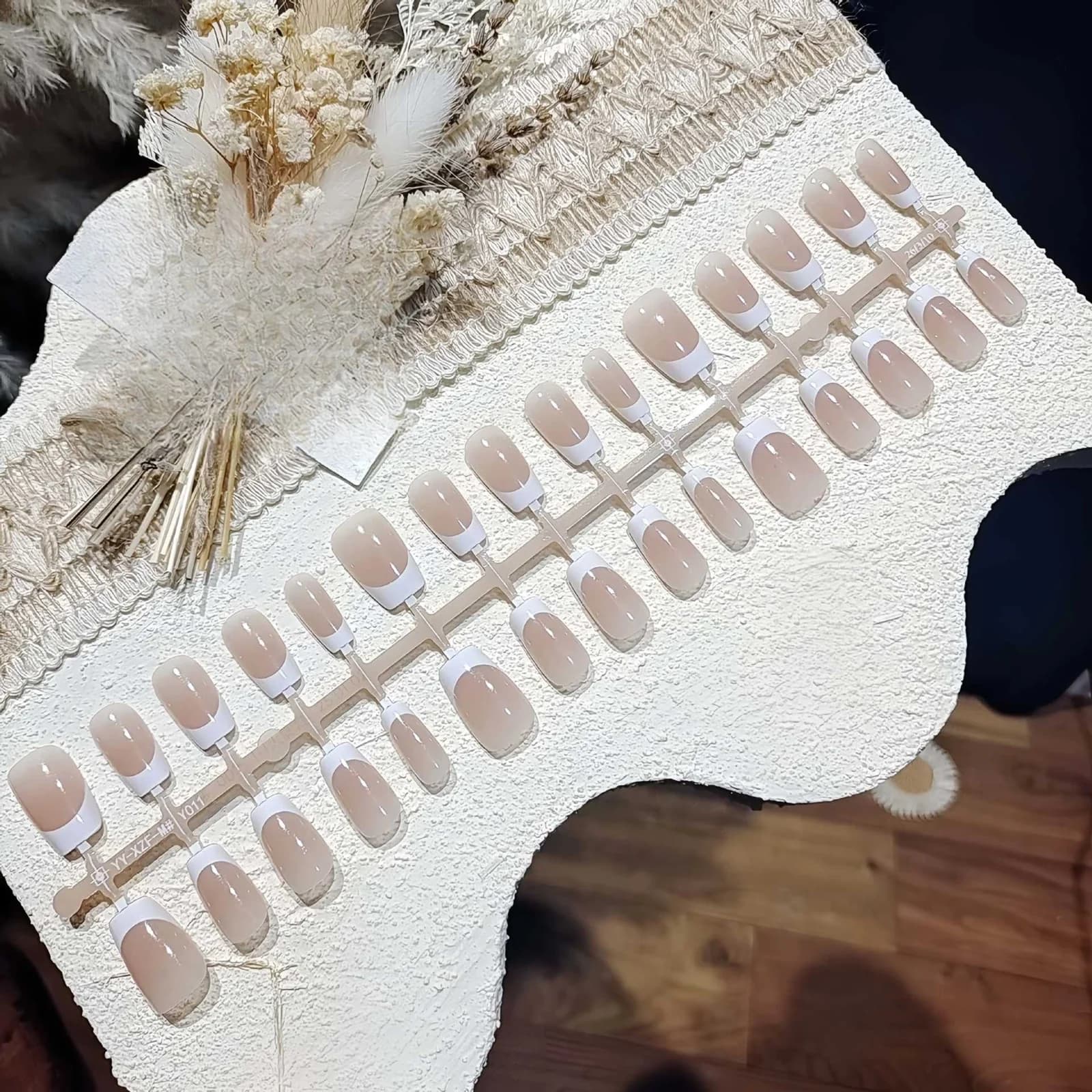 Короткие накладные ногти с французским маникюром, нюд