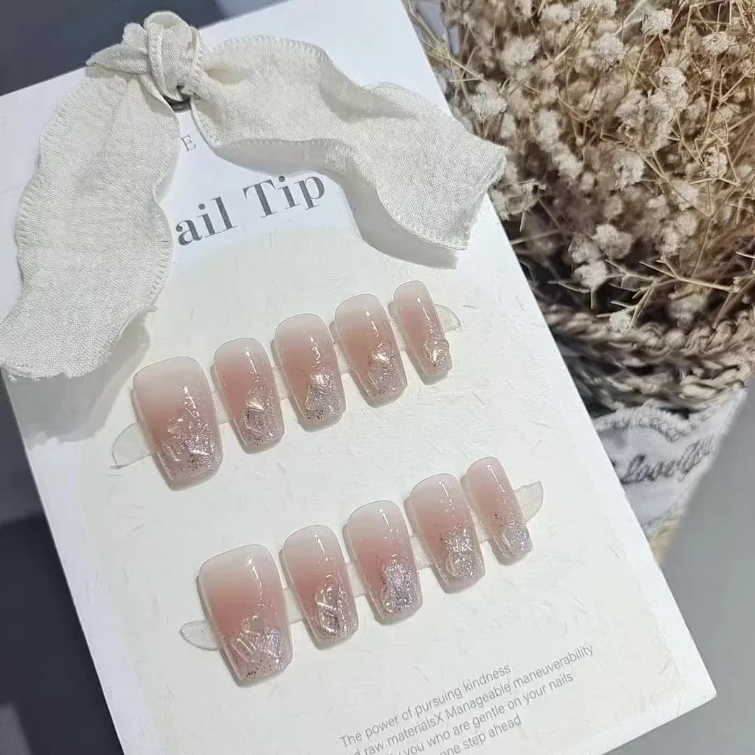 Розовые накладные ногти с сердечками из страз, короткая и средняя форма «коффин»
