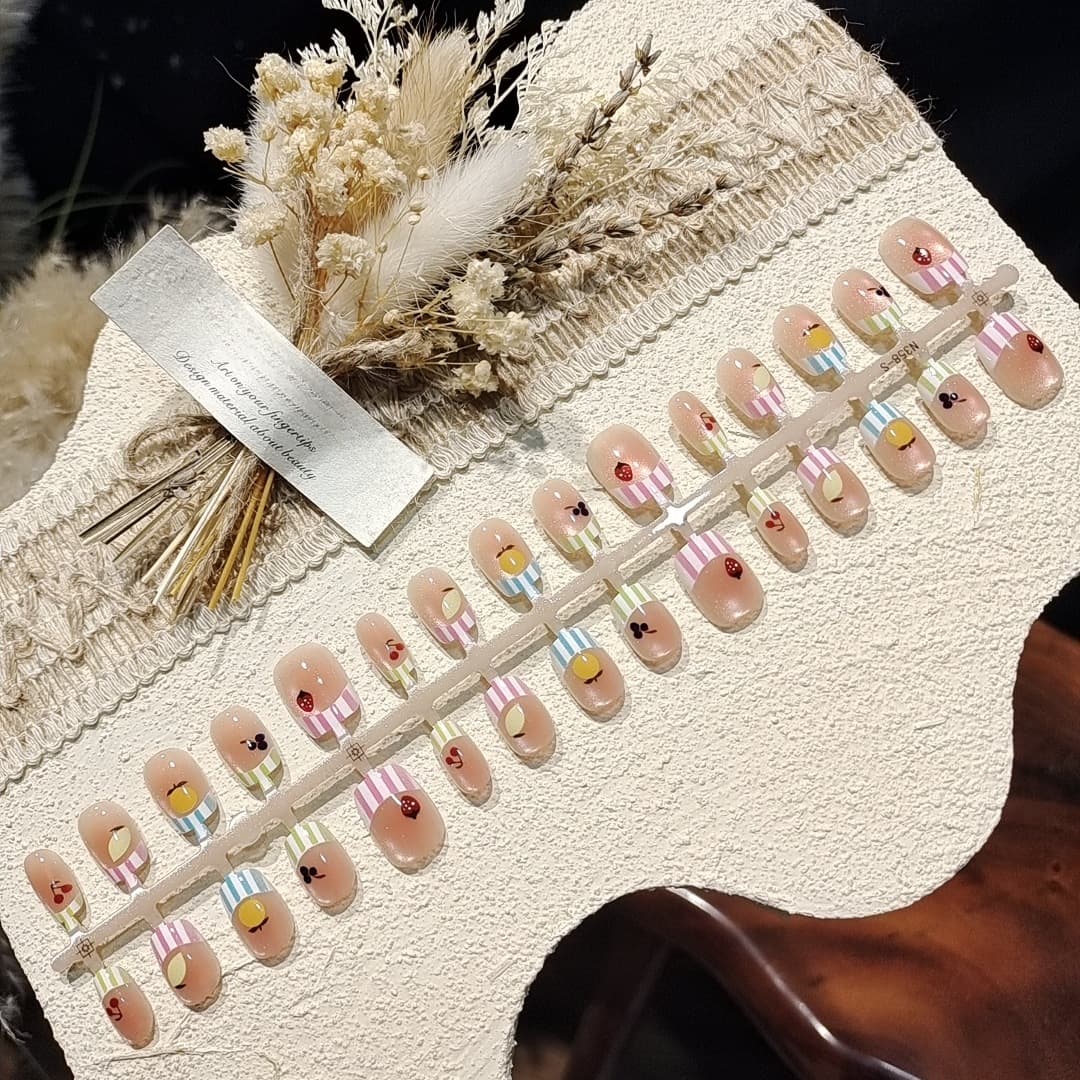 Короткие накладные ногти ballerina, стиль «кошачий глаз» candy со стразами
