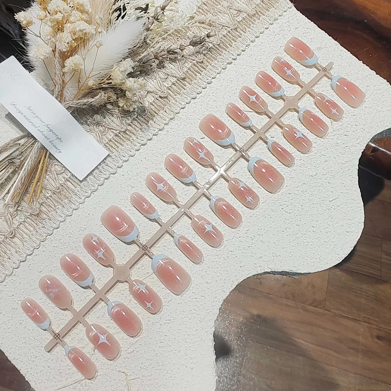 Короткие овальные накладные ногти «Кошачий глаз», дизайн «Розовое звездное небо»